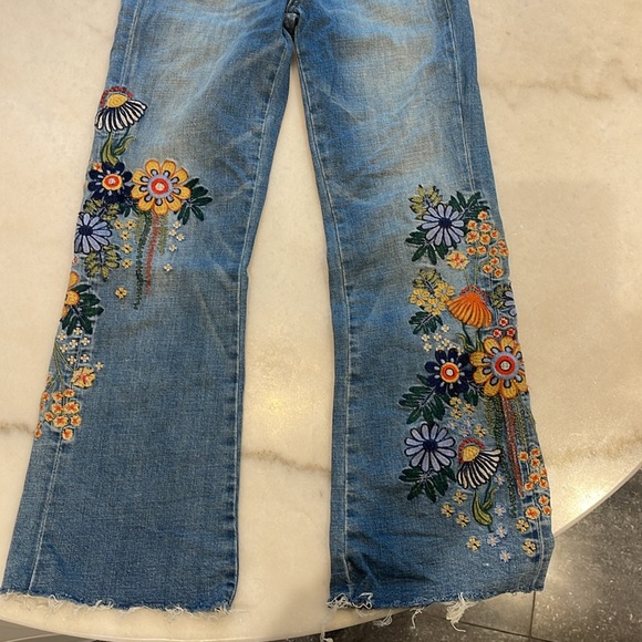 BLANKNYC GREAT JONES HIGH RISE CROP WITH FLORAL EMBROIDERY AND RAW HEM. 26 - Picture 3 of 8
